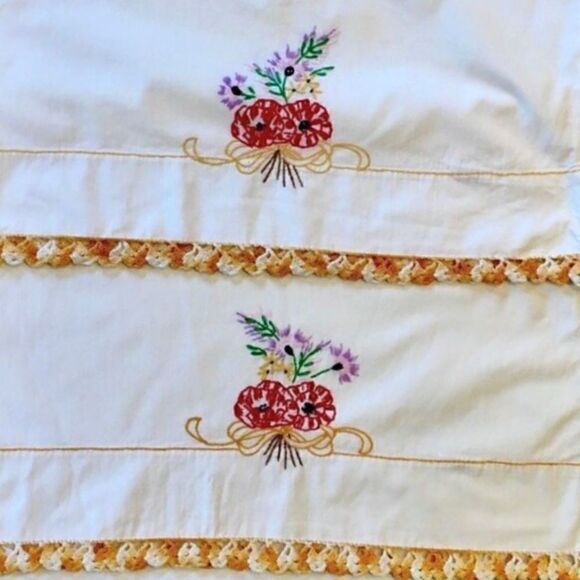 Handmade Floral Embroidered Crochet Trim Case Set - Picture 1 of 15